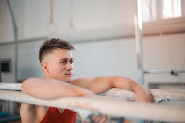 邹敬园体操世锦赛双杠卫冕之路难度分变化与对手竞争态势分析